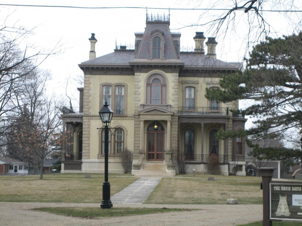 Clear front view of the David Davis Mansion State Historic Site / Wikipedia / A McMurray

Link: https://en.wikipedia.org/wiki/David_Davis_Mansion#/media/File:Bloomington_Il_David_Davis_Mansion3.JPG