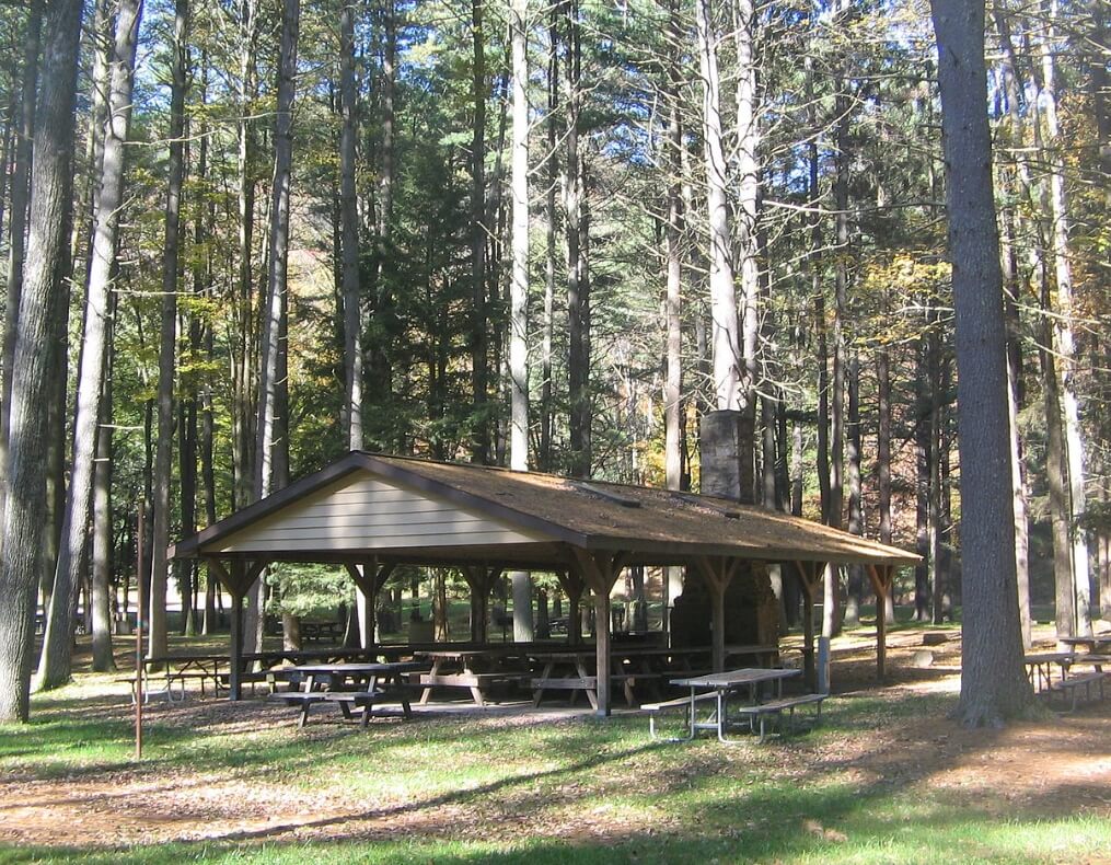 A picnic shelter with a stone fireplace / Wikipedia / I, Ruhrfisch
Link: https://en.wikipedia.org/wiki/Buffalo_Rock_State_Park#/media/File:Hyner_Run_State_Park_Picnic_Shelter.JPG