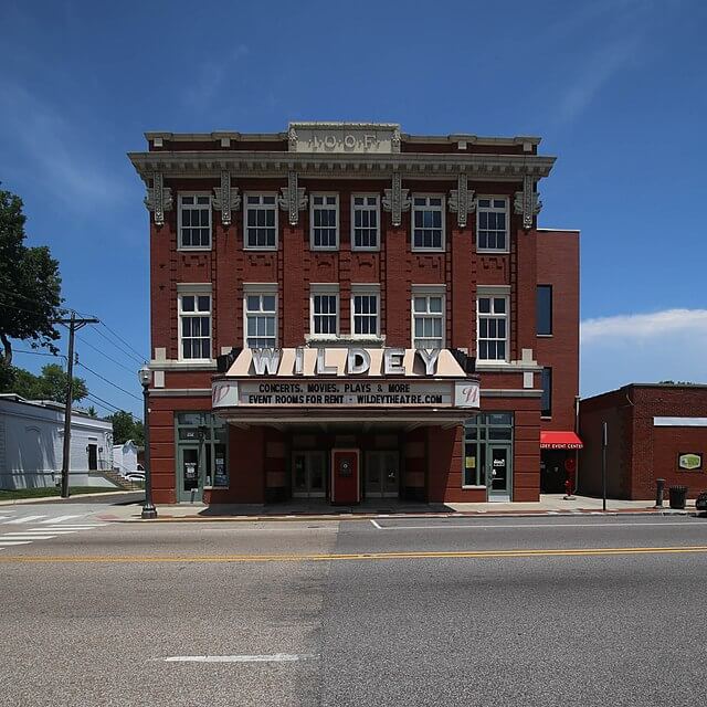 Anterior view of the Wildey Theater / Wikimedia Commons / pasa47

Link: https://commons.wikimedia.org/wiki/File:Wildey_Theater_-_Edwardsville,_Illinois.jpg