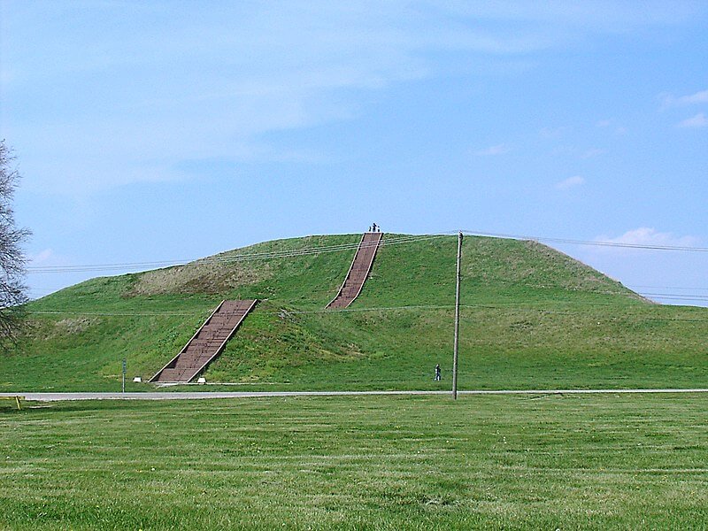 Monks Mound at Cahokia Mounds Park / Wikimedia Commons / Skubasteve834
Link: https://commons.wikimedia.org/wiki/File:Monks_Mound_in_July.JPG