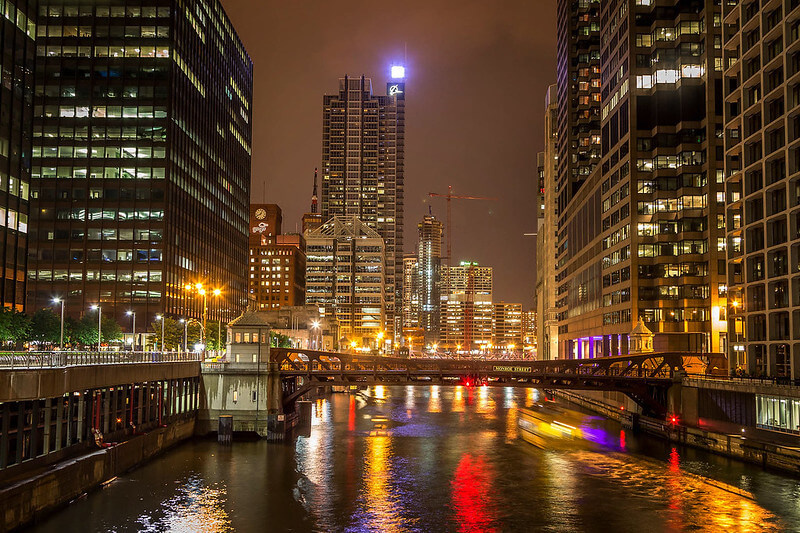 Nightlights over Chicago River/ Flickr/ Trevorklatko
Link: https://flickr.com/photos/trevorklatko/22497293354