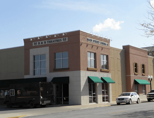 Outside the Hannibal Main Street Cinema / Flickr / Mike Steele
Link: https://flickr.com/photos/21022123@N04/6304557178/in/photolist-2xEV4U-aB7vcG
