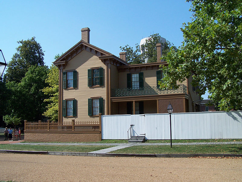 Side View of Lincoln Home National Historic Park / Wikimedia Commons / National Park Service Digital Image Archives
Link: https://commons.wikimedia.org/wiki/File:Lincoln_Home_National_Historic_Site_LIHO_100_0210.jpg