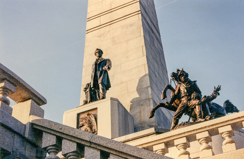 Statues outside the Lincoln Tomb / Flickr / Kent Kanouse
Link: https://flickr.com/photos/kkanouse/13883693526