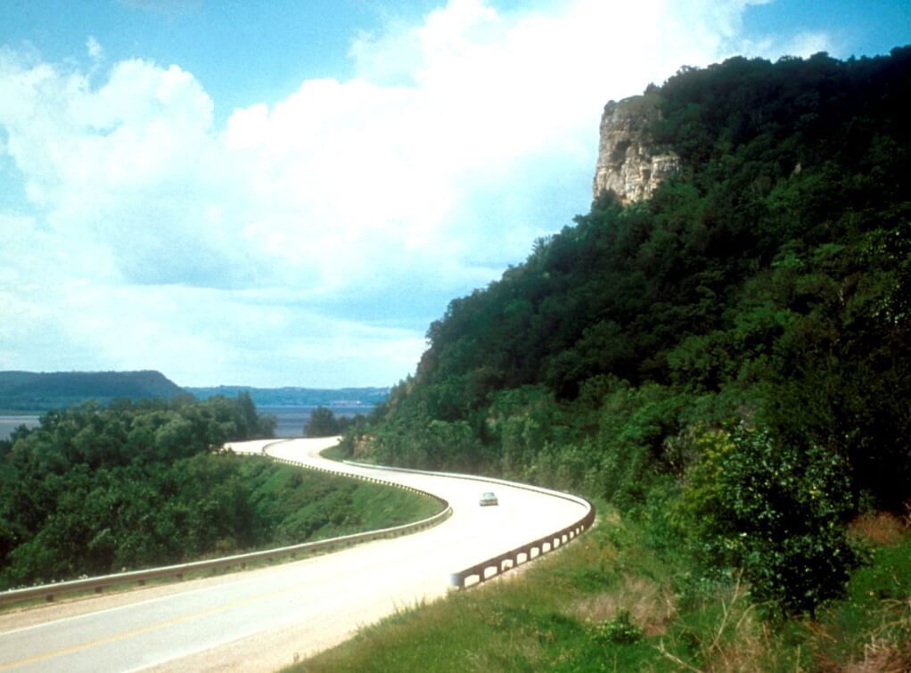 Looking north along the Great River Road in Wisconsin / Wikipedia / U.S. Government
Link: https://en.wikipedia.org/wiki/Great_River_Road#/media/File:GreatRiverRoadWI.jpg