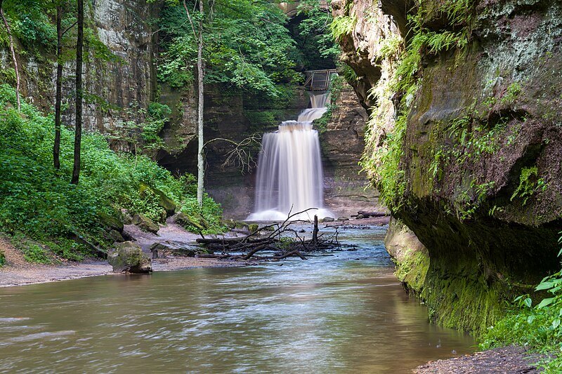 View of the waterfall in Matthiessen State Park / Wikimedia Commons / Joseph Gage
Link: https://commons.wikimedia.org/wiki/File:Matthiessen_State_Park_lower_dells_waterfall_(51274124131).jpg