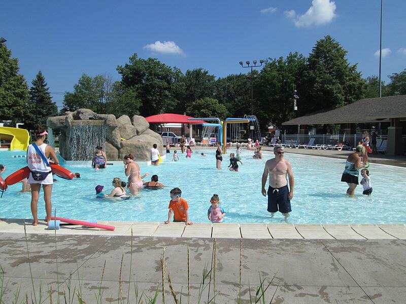 People having fun at Oasis Waterpark / Wikimedia Commons / VNiles
Link: https://commons.wikimedia.org/wiki/File:Village_of_Niles,_Illinois_Park_District_Oasis_Water_Park.JPG
