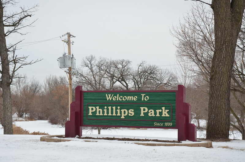 Welcome signage outside Phillips Park Zoo / Flickr / Michael Kappel
Link: https://flickr.com/photos/m-i-k-e/5362478236