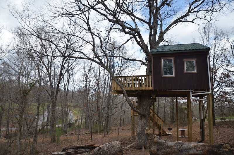 Cabin within Shawnee National Park/ Flickr/ Michael Kappel
Link: https://flickr.com/photos/m-i-k-e/8637899913