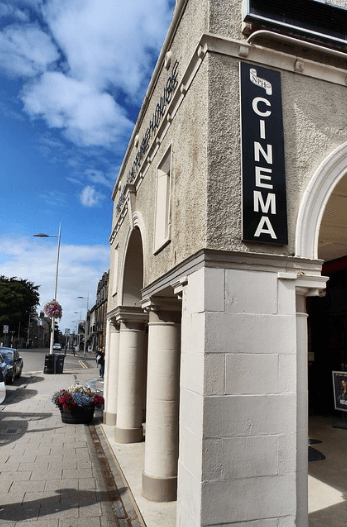 Outside of St. Andrews Cinema / Flickr / Chris C Ferguson
Link: https://flickr.com/photos/69644089@N08/20496376434/in/photolist-xechCA-2kMQrgh-2jHpcwZ-dnWwVV-dnWyCK-dnWsN2-dnWnpx-dnWoEP-6a6Rde-2mSjvkk-2iNioSB-2mpDbjR-gSoSRb-2dDsxFX-2jdGHSf-dnW7wn-aNp3tV-dnWdVn-dnWhws-dnWpLC-dnWiRp-7JKVKZ-8SQbbY-dnWe4Y-dnW9kD-2iW5u2s-2kQMzLh-2nc5WGh-2iW8fC5-2kH6Qfd-25ncX2y-h9Zd8o-gSpzw6-gSoU3E-2jdKu2m-h9Zm7t-2f3h4dz-2iJipXB-gSpHH6-ha1TW6-NQ58hK-SWJDAu-dnWHat-dnWGtB-5FpR63-2iNnSgv-7JGiJP-dnWRBn-h9Zioc-24qSCPx
