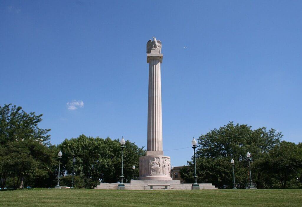 The Illinois Centennial Monument / Wikipedia / Loganresident
Link: https://en.wikipedia.org/wiki/Logan_Square_Boulevards_Historic_District#/media/File:Illinois_Centennial_Memorial_Column.jpg