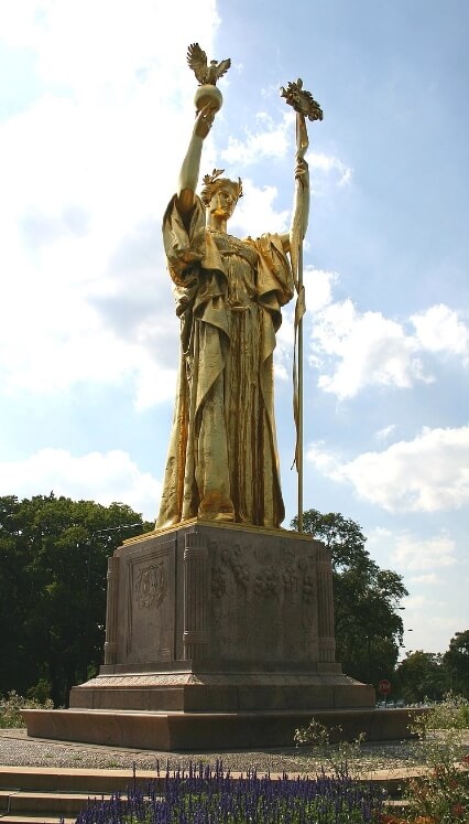 The Statue of The Republic in Jackson Park / Wikipedia / J. Crocker
Link: https://en.wikipedia.org/wiki/Jackson_Park_(Chicago)#/media/File:2004-08-08_1580x2800_chicago_republic.jpg