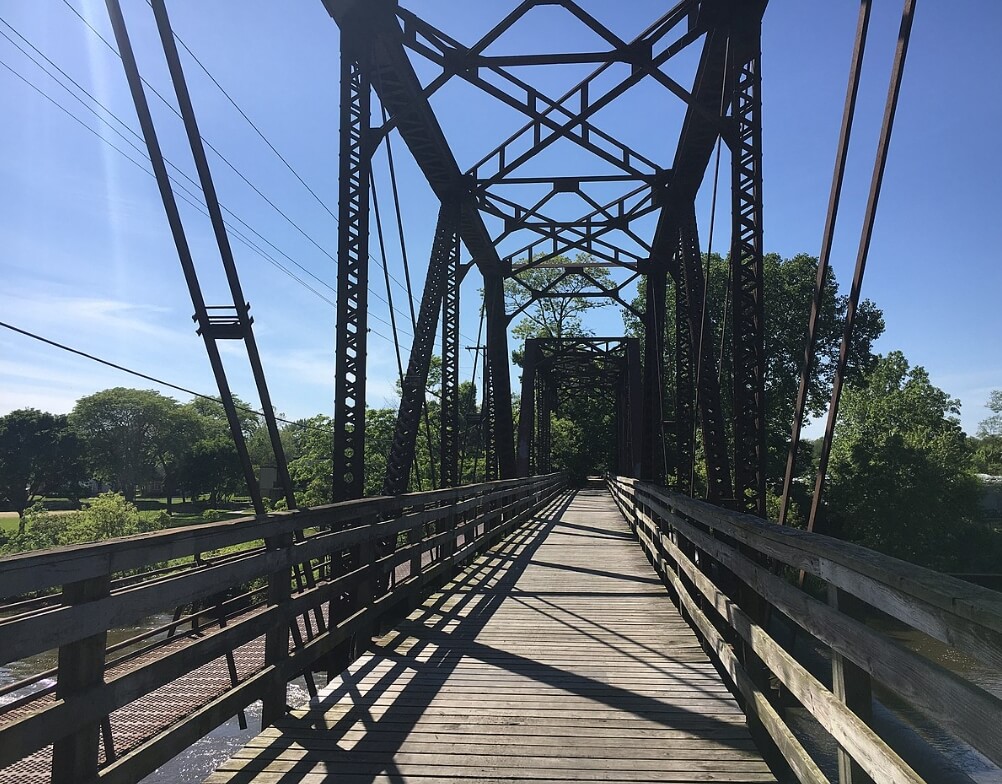 Truss bridge over the Fox River / Wikipedia / Jordano53
Link: https://en.wikipedia.org/wiki/Fox_River_Trail_(Illinois)#/media/File:Virgil_L_Gilman_Trail.jpg