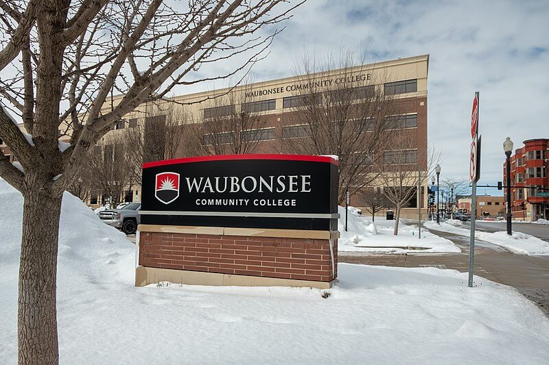 Waubonsee Community College Aurora Campus / Wikimedia Commons / Joseph Gage
Link: https://commons.wikimedia.org/wiki/File:Waubonsee_Community_College_Aurora_Campus_(50929379217).jpg