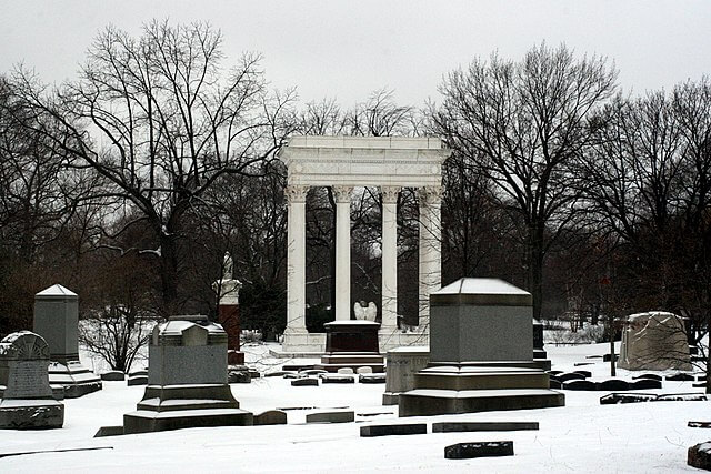 A Picture of the Graceland Cemetery / Wikimedia Commons / Michael Lazarev

Link: https://commons.wikimedia.org/wiki/File:Graceland_Cemetery.jpg