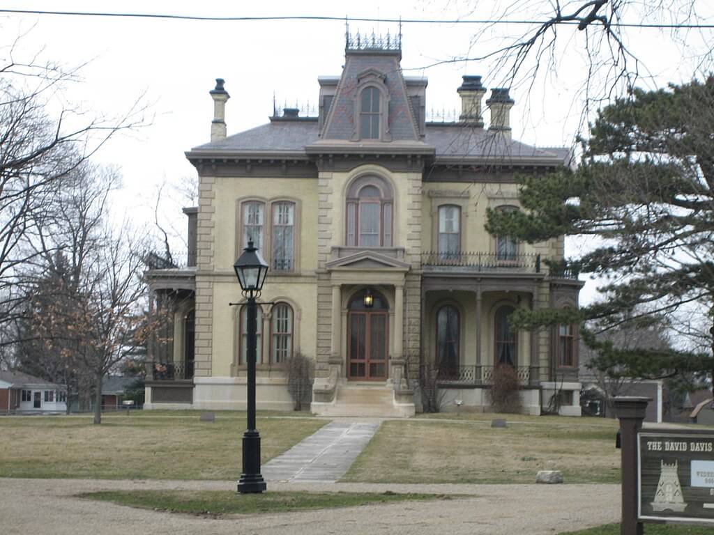 Exterior view of the David Davis Mansion / Wikipedia / A mcmurray

Link: https://en.wikipedia.org/wiki/David_Davis_Mansion#/media/File:Bloomington_Il_David_Davis_Mansion3.JPG