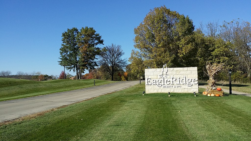 Signage of Eagle Ridge Resort & Spa 
Wikimedia Commons
Link: https://commons.wikimedia.org/wiki/File:Eagle_Ridge_Resort.jpg