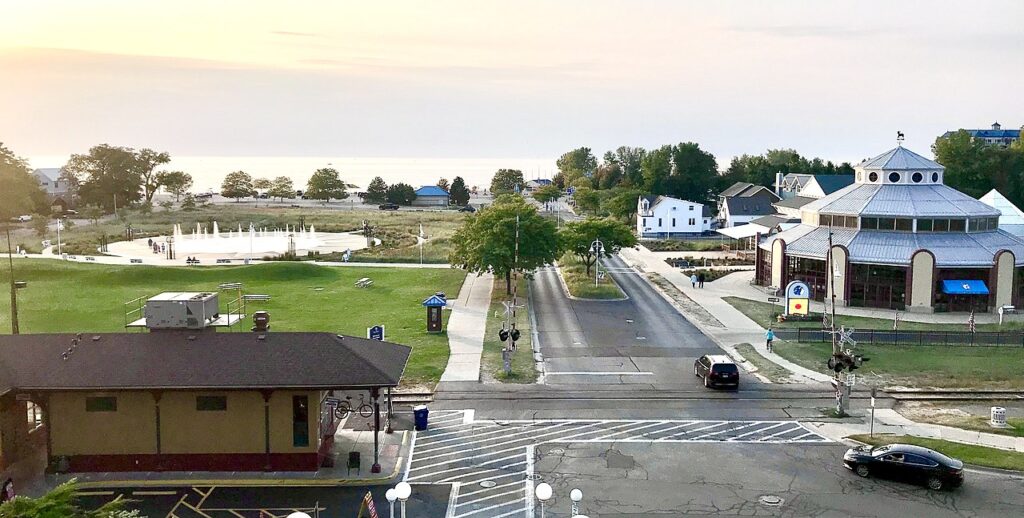 Silver Beach in St. Joseph
Wikimedia Commons
Link: https://commons.wikimedia.org/wiki/File:View_from_Park_St._Joseph.jpg