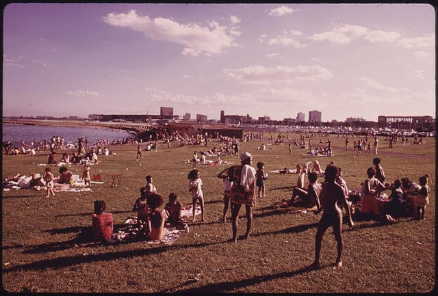 12th Street Beach / Wikimedia Commons / John H. White
Link: https://commons.wikimedia.org/wiki/File:CHICAGO_FAMILIES_ENJOYING_THE_SUMMER_WEATHER_AT_THE_12TH_STREET_BEACH_ON_LAKE_MICHIGAN._FROM_1960_TO_1970_THE..._-_NARA_-_556296.jpg