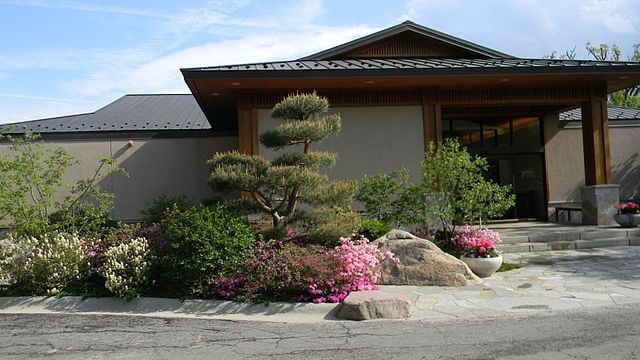 Entrance to Anderson Japanese Gardens / Wikimedia Commons / M. Readey
Link: https://commons.wikimedia.org/wiki/File:Entryway_to_the_Anderson_Japanese_Gardens_in_Rockford_Illinois.jpg