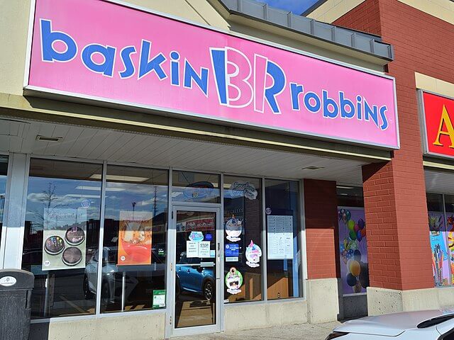 Exterior View of a Baskin Robbins Store / Wikipedia / Raysonho
Link: https://en.wikipedia.org/wiki/Baskin-Robbins#/media/File:BaskinRobbinsSmartCentresVaughan.jpg