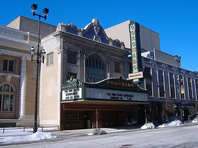 Exterior view of Coronado Performing Arts Center / Wikimedia Commons / Jake Mackenzie
Link: https://commons.wikimedia.org/wiki/File:RockfordCoronadoTheater.jpg