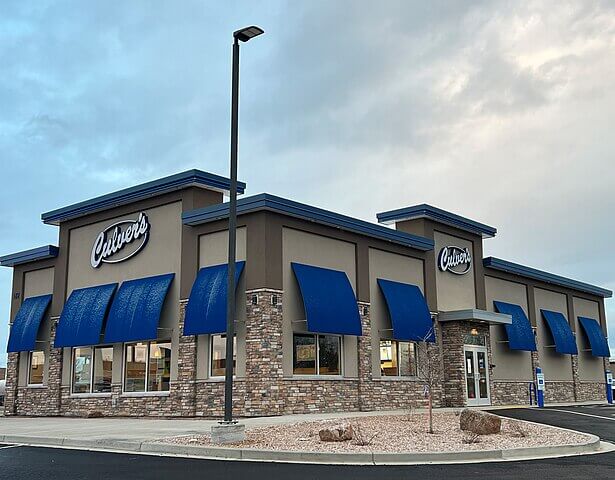 Exterior view of a Culver's store / Wikipedia / Badgergirl0613
Link: https://en.wikipedia.org/wiki/Culver%27s#/media/File:Grand_Junction,_CO_Restaurant.jpg