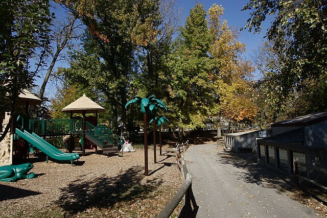 Henson Robinson Zoo Playground / Wikimedia Commons / Robert Lawton
Link: https://commons.wikimedia.org/wiki/File:Henson_Robinson_Zoo_Playground.JPG