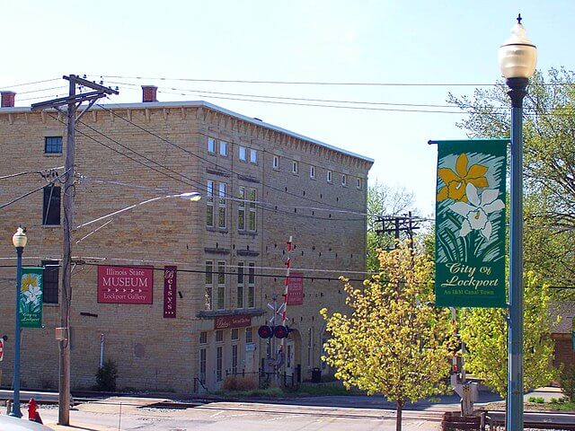 Exterior view of Illinois State Museum / Wikimedia Commons/ Canoe Communications
Link: https://commons.wikimedia.org/wiki/File:Lockport_Historic_District,_Illinois_State_Museum.JPG