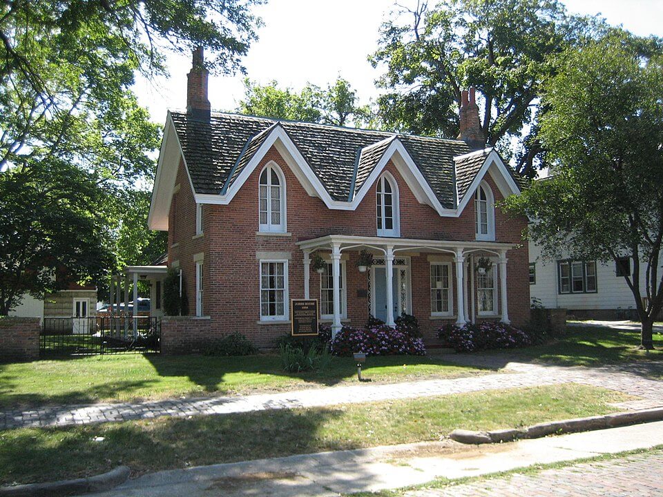 Exterior view of Jones House Museum / Wikimedia Commons / IvoShandor
Link: https://en.wikipedia.org/wiki/Jones_House_(Pontiac,_Illinois)#/media/File:Pontiac_IL_Jones_House5.JPG