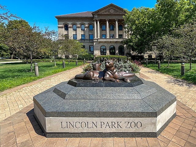 Exterior view of Lincoln Park Zoo / Wikimedia Commons / Kenneth C. Zirkel
Link: https://commons.wikimedia.org/wiki/File:Lincoln_Park_Zoo,_Chicago.jpg