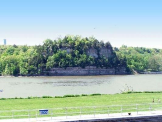 Starved Rock State Park
Wikimedia Commons
Link: https://commons.wikimedia.org/wiki/File:Starved_Rock_Illinois_on_Illinois_River.jpg