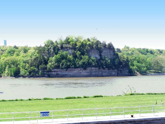 Starved Rock State Park
Wikimedia Commons
Link: https://commons.wikimedia.org/wiki/File:Starved_Rock_Illinois_on_Illinois_River.jpg