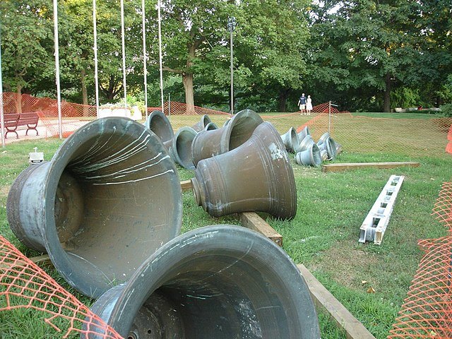 Thomas Rees Memorial Carillon / Wikimedia Commons / IvoShandor
Link: https://commons.wikimedia.org/wiki/File:Springfield,_IL_-_Thomas_Rees_Memorial_Carillon,_bell_maintenance.jpg